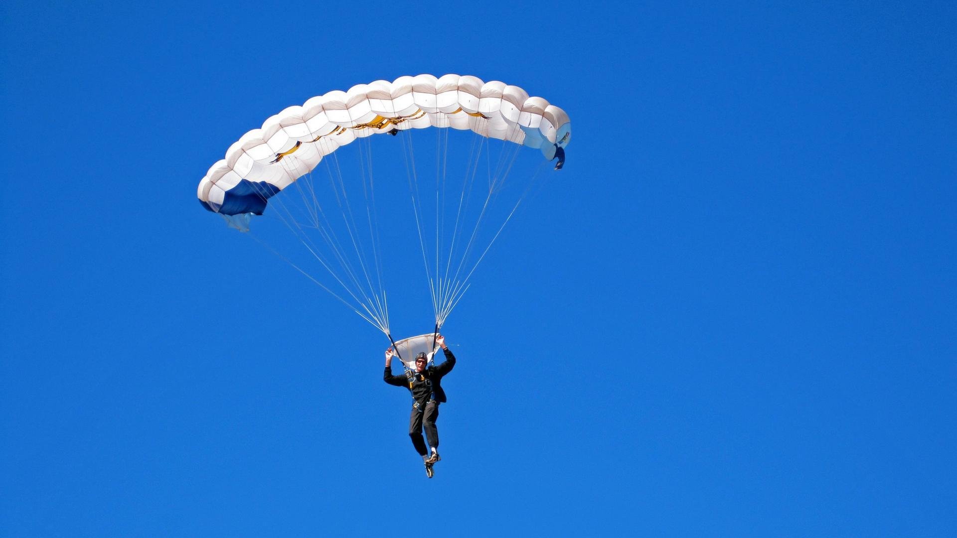 开云体育官网-赛道与球场的双重奏，当杜兰特接管F1争冠，快船已封锁洛城