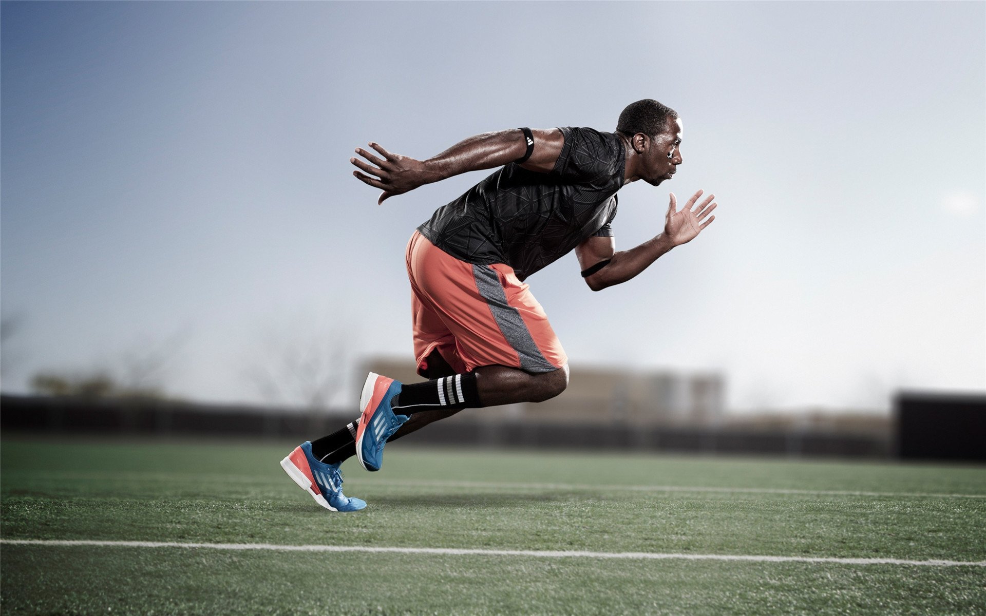 马刺险胜吉林队，米切尔统治全场